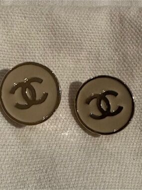 CHANEL Beige CC Logo Round Clip-On Earrings